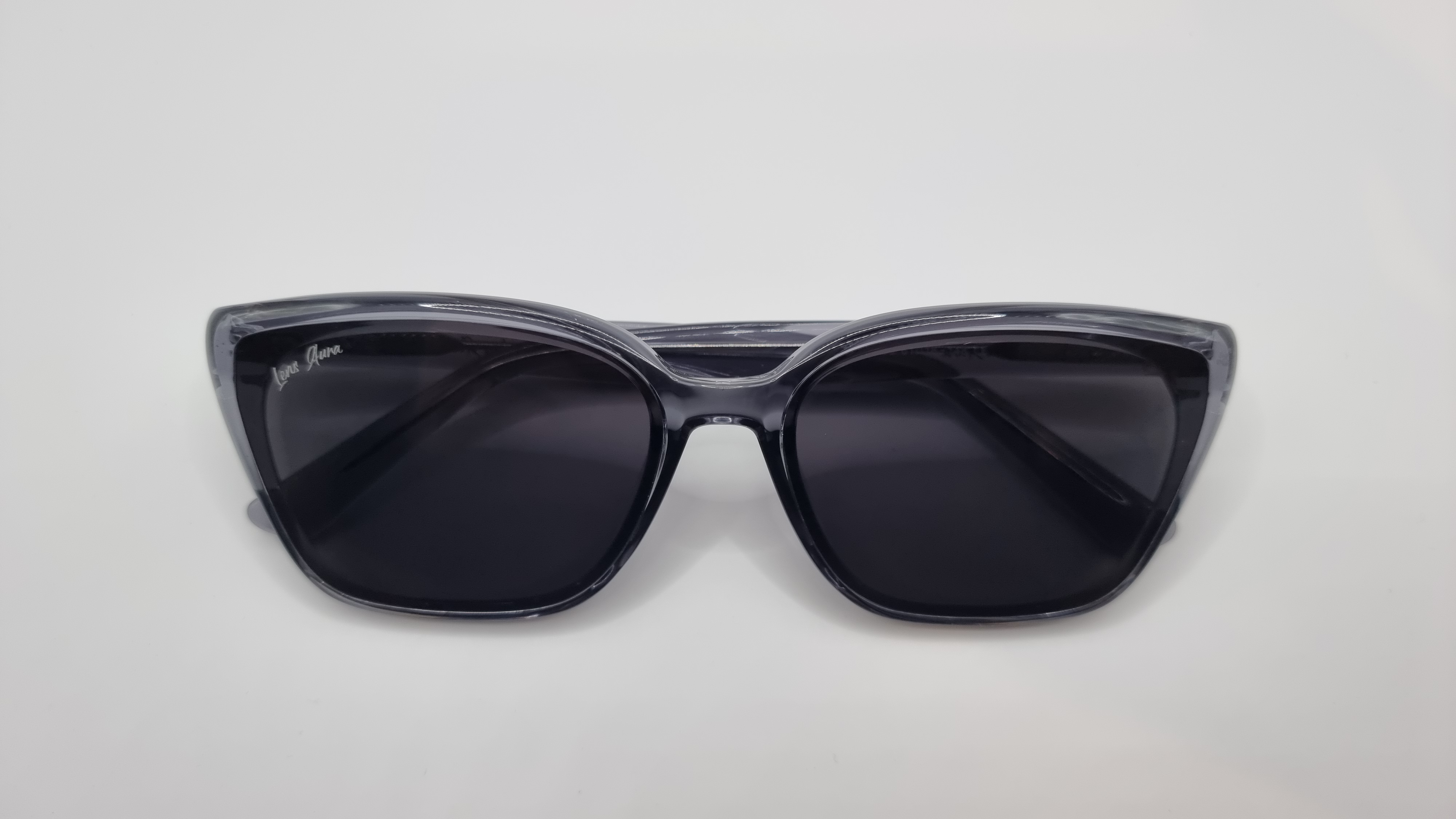 Signature sunglasses collection